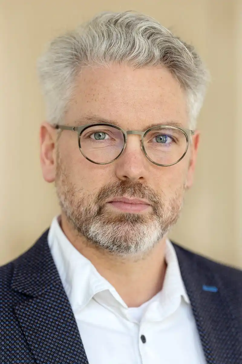 Kári Driscoll (Associate Professor of Comparative Literature, Utrecht University); areas of interest: animal studies, zoopoetics, biopolitics, zoos, imagining more-than-human communities, multispecies justice.